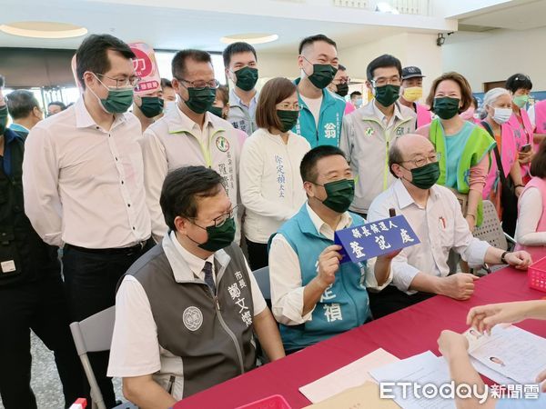 ▲▼徐定禎31日由鄭文燦、柯建銘陪同，完成苗栗縣長參選人登記。（圖／記者蔡文淵攝）