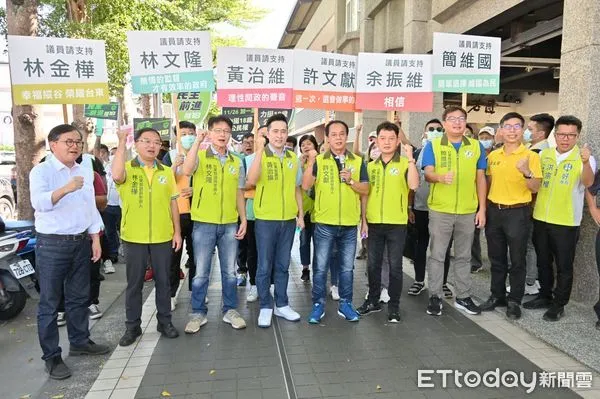 ▲許文獻領軍民進黨籍6位議員聯合登記。（圖／記者楊漢聲翻攝）