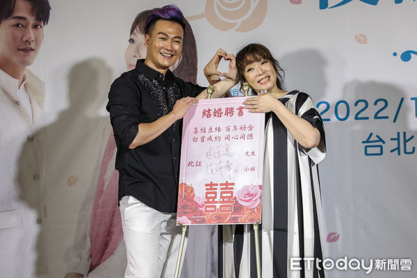 ▲趙詠華、林俊逸為了演唱會造勢，現場簽下「結婚證書」。（圖／記者林敬旻攝）