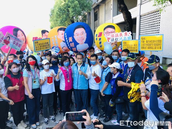 ▲蘇清泉由立委高金素梅、台北市前議員羅智強等人陪同登記參選縣長             。（圖／蘇清泉服務處提供，下同）