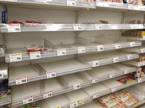 ▲▼ 猛烈颱風軒嵐諾來勢洶洶，日本沖繩居民搶購麵包和泡麵。（圖／翻攝自推特）