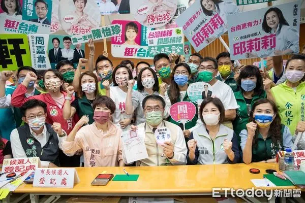 ▲台南市長黃偉哲31日上午前往台南市選委會登記參選，立委賴惠員、郭國文、陳亭妃、林宜瑾、林俊憲和王定宇夫人及黨內所有議員及議員參選人到場立挺。（圖／記者林悅翻攝，下同）