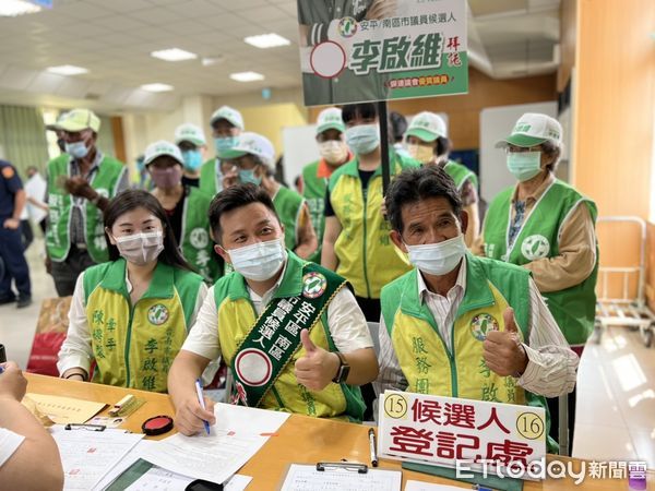 ▲台南市議員參選人李啟維，31日在服務處家教會冬聰懍牧師祝禱，支持者陪同下，前往228公園和市長黨籍議員會合，一同前往選委會登記。（圖／記者林悅翻攝，下同）