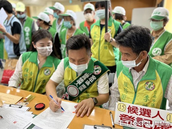 ▲台南市議員參選人李啟維，31日在服務處家教會冬聰懍牧師祝禱，支持者陪同下，前往228公園和市長黨籍議員會合，一同前往選委會登記。（圖／記者林悅翻攝，下同）