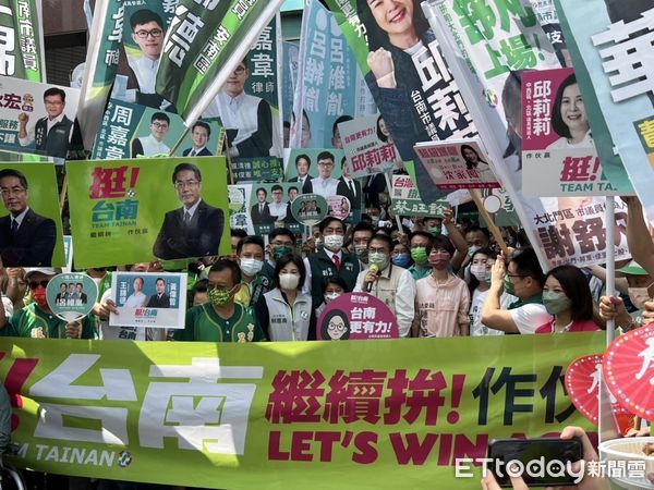 ▲台南市議員參選人李啟維，31日在服務處家教會冬聰懍牧師祝禱，支持者陪同下，前往228公園和市長黨籍議員會合，一同前往選委會登記。（圖／記者林悅翻攝，下同）