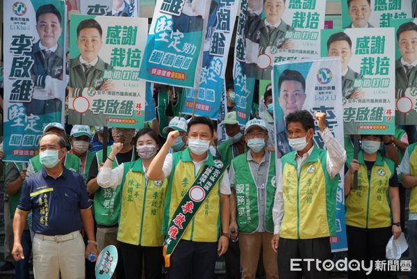 ▲台南市議員參選人李啟維，31日在服務處家教會冬聰懍牧師祝禱，支持者陪同下，前往228公園和市長黨籍議員會合，一同前往選委會登記。（圖／記者林悅翻攝，下同）