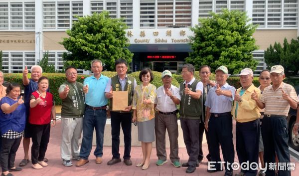 ▲雲林縣前縣長、現任立法委員蘇治芬今日上午8時許陪同民進黨提民四湖鄉長參選人陳明新前往公所完成參選登記。（圖／記者蔡佩旻攝）