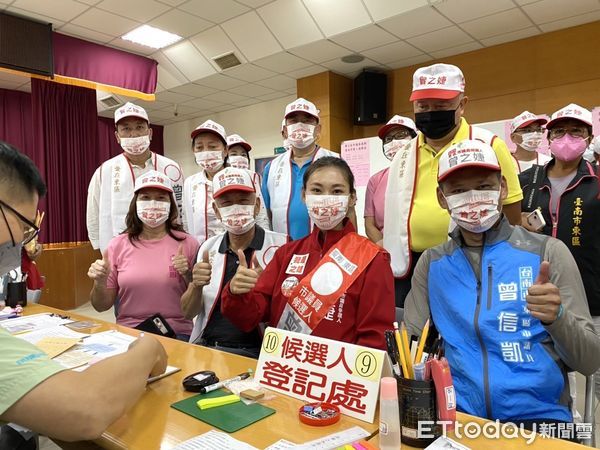 ▲台南市東區市議員參選人曾之婕，在父親曾順良、胞弟曾信凱及「良友會」、「同心婦女會」、「青年軍團」、「婕婕後援會」重量級幹部陪同下完成登記，展現團隊氣勢。（圖／記者林悅翻攝，下同）