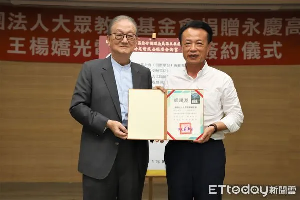 ▲▼ 大眾教育基金會董事長簡明仁以其岳母王楊嬌之名，為嘉義縣立永慶高中興建一座「王楊嬌光電風雨球場」 。（圖／嘉義縣政府提供）