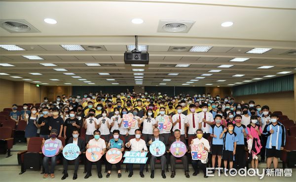 ▲▼ 大眾教育基金會董事長簡明仁以其岳母王楊嬌之名，為嘉義縣立永慶高中興建一座「王楊嬌光電風雨球場」 。（圖／嘉義縣政府提供）