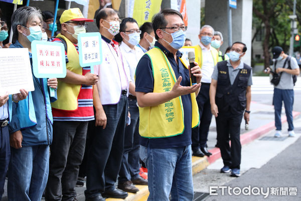 ▲勞工團體代表要求資方共享經濟成長果實。（圖／記者林敬旻攝）