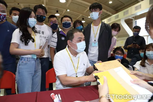 ▲▼新北市長侯友宜9/1在競選幕僚的陪同下，前往新北市選委會繳交資料完成登記，正式投入年底九合一大選尋求連任。（圖／記者湯興漢攝）