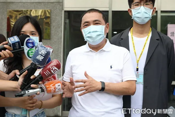 ▲▼新北市長侯友宜9/1在競選幕僚的陪同下，前往新北市選委會繳交資料完成登記，正式投入年底九合一大選尋求連任。（圖／記者湯興漢攝）