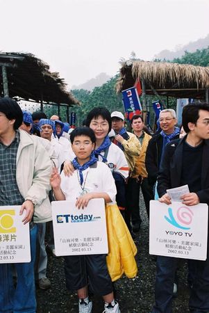 ▲資深媒體人以ETtoday發展撰寫碩士論文獲學位　王令麟恭喜舊屬。（圖／陳淑芬提供）