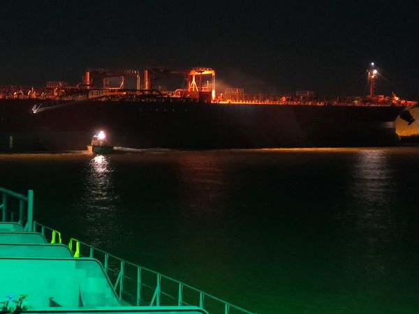 ▲▼新加坡籍油輪「親和號」（Affinity V）8月31日晚間短暫擱淺於埃及蘇伊士運河。（圖／翻攝自推特）