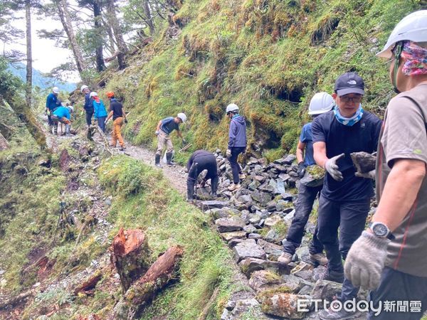 ▲在步道師的指導下進行砌石護坡工項修復步道。（圖／記者楊漢聲翻攝）