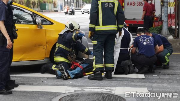 ▲▼台北市鄭州路與塔城街發生一起車禍意外，一輛計程車與一輛機車發生擦撞，騎士卡在車頭，無生命跡象送醫搶救。（圖／記者黃彥傑攝）