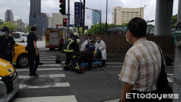 ▲▼台北市鄭州路與塔城街發生一起車禍意外，一輛計程車與一輛機車發生擦撞，騎士卡在車頭，無生命跡象送醫搶救。（圖／記者黃彥傑攝）