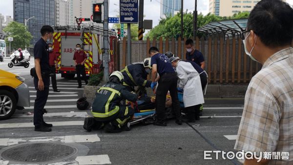 ▲▼台北市鄭州路與塔城街發生一起車禍意外，一輛計程車與一輛機車發生擦撞，騎士卡在車頭，無生命跡象送醫搶救。（圖／記者黃彥傑攝）