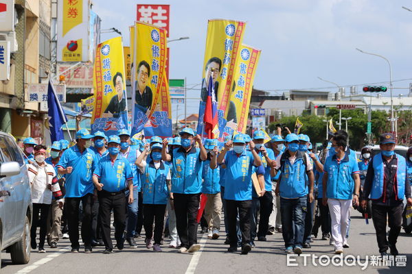 ▲▼謝福弘9月1日上午在傅學鵬、劉政鴻2位前苗栗縣長及3位現任立委陪同下，完成參選苗栗縣長登記。（圖／記者蔡文淵翻攝）