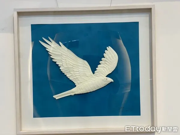 ▲國際紙雕大師王楨文的作品「灰面鵟鷲」，價格自25萬元起跳。（圖／參山國家風景區管理處提供，下同）