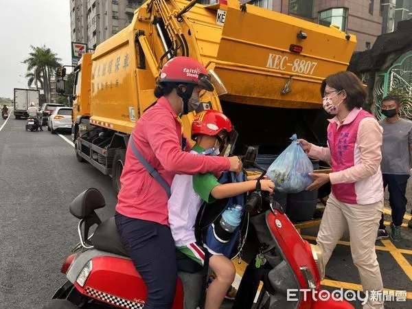 ▲周佳琪爭取支持              。（圖／周佳琪服務處提供）