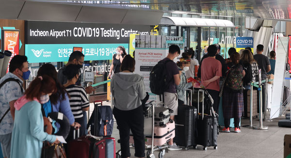 ▲▼南韓仁川國際機場，從海外入境的旅客須安排接受PCR篩檢。（圖／達志影像／newscom）