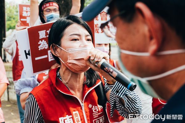 ▲台灣基進台南黨部主委暨東區參選人李宗霖表示，他們提四大問抗議朱立倫、謝龍介。（圖／記者林悅翻攝，下同）