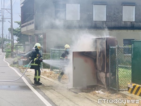 ▲▼苗栗通霄9月1日一處太陽能變電箱爆炸起火，業者表示，可能最近天氣炎熱、發電過載造成。（圖／記者蔡文淵翻攝）