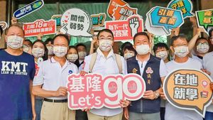 謝國樑登記參選基隆市長　江宜樺陪同「力挺18歲公民權」