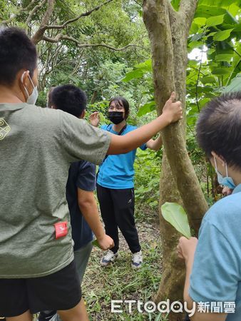 ▲台南市私立五甲教養院的院生，前往水雉生態教育園區參觀，純生態的大自然環境，讓院生有全新體驗。（圖／記者林悅翻攝，下同）