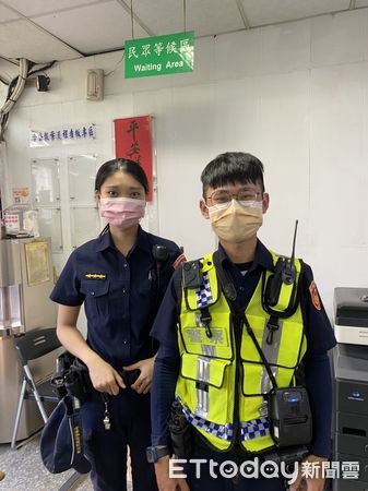 ▲▼ 女警協助找到南非籍男童。（圖／記者戴上容翻攝）