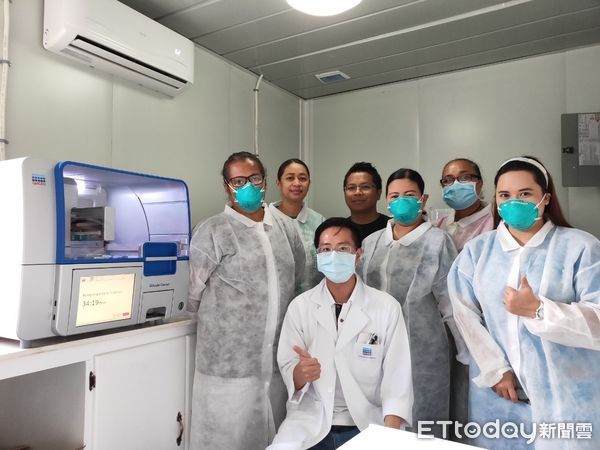 新光醫院協助帛琉成立PCR實驗室。（圖／新光醫院提供）