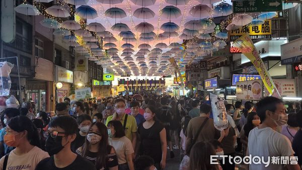 ▲▼ 強颱來襲，苑裡鬼夜市今年爆紅的馬卡龍傘海9月1日拆了。（圖／記者蔡文淵翻攝）