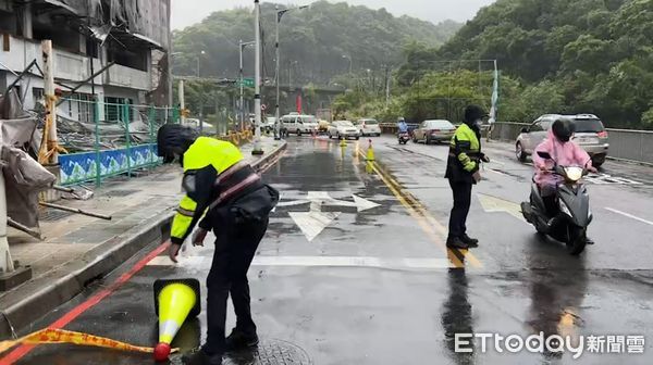 ▲▼颱風軒嵐諾掀狂風，基隆中和路建案鷹架倒榻。（圖／記者郭世賢翻攝）