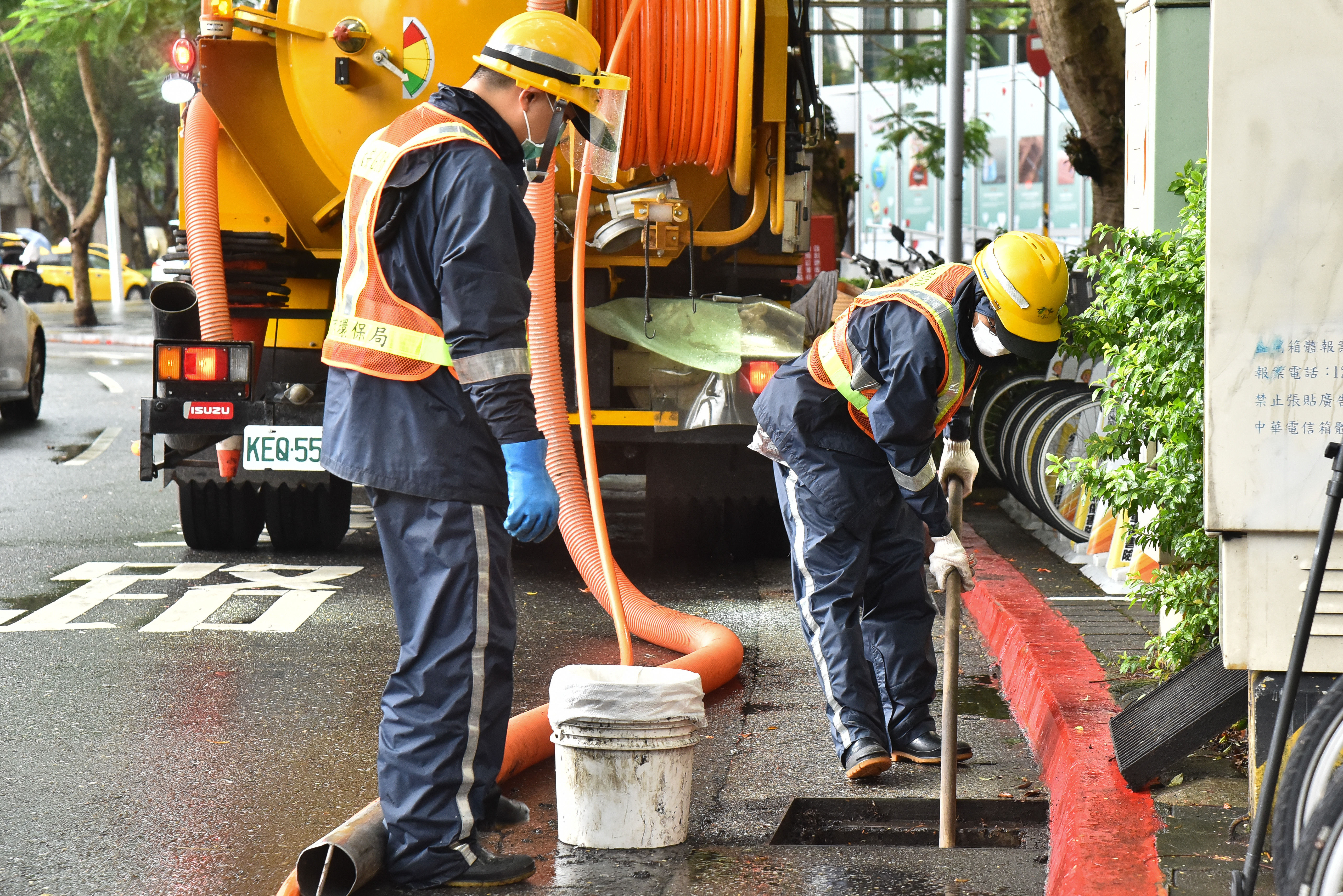 ▲▼因應軒嵐諾颱風來襲，台北市環保局以強力高壓沖吸清溝車搭配人工作業加強側溝清疏，全力做好防颱整備。防颱,防災,下水道清淤,排水溝,溝渠清理。（圖／記者李毓康攝）