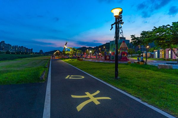 ▲新北市河濱公園,基隆河自行車道,新月橋,熊猴森樂園,山佳沐心池。（圖／新北市高灘處提供）