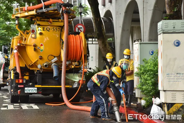 ▲▼因應軒嵐諾颱風來襲，台北市環保局以強力高壓沖吸清溝車搭配人工作業加強側溝清疏，全力做好防颱整備。防颱,防災,下水道清淤,排水溝,溝渠清理。（圖／記者李毓康攝）