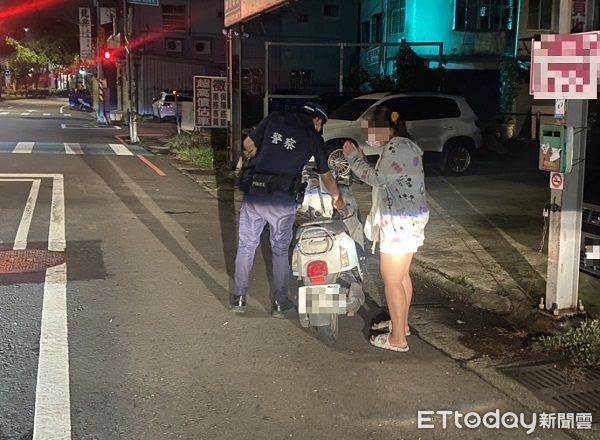 ▲唐姓女子深夜因沒油牽車而行一度讓巡警誤為酒駕。（圖／龍潭警分局提供）