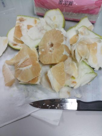 網友分享一顆文旦柚被分屍慘不忍睹，看起來不是用手剝，而是用刀子切。（翻攝自爆怨公社）