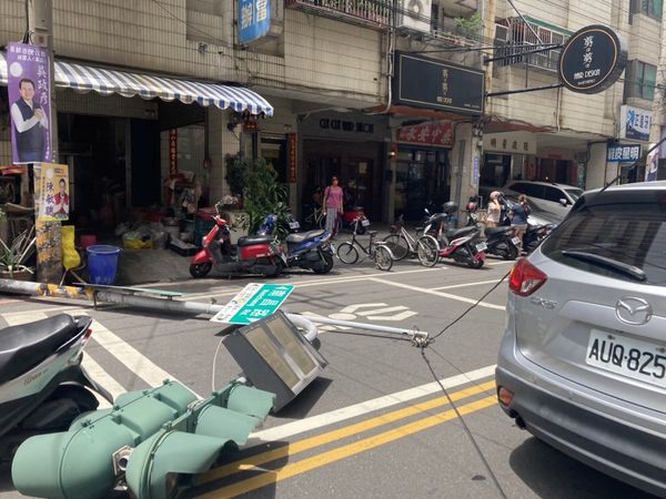 ▲彰化員林市路燈倒塌。（圖／民眾提供）