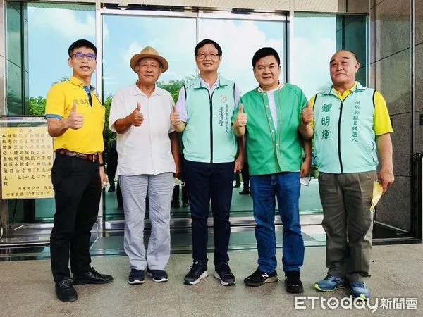 ▲屏東市長參選人李清聖由前縣長曹啟鴻、立委鍾佳濱、莊瑞雄陪同登記參選             。（圖／李清聖提供，下同）