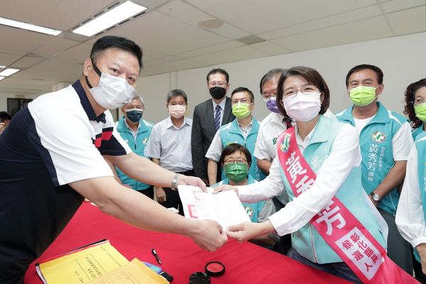 ▲黃秀芳騎單車完成參選縣長登記。（圖／黃秀芳競選總部提供）