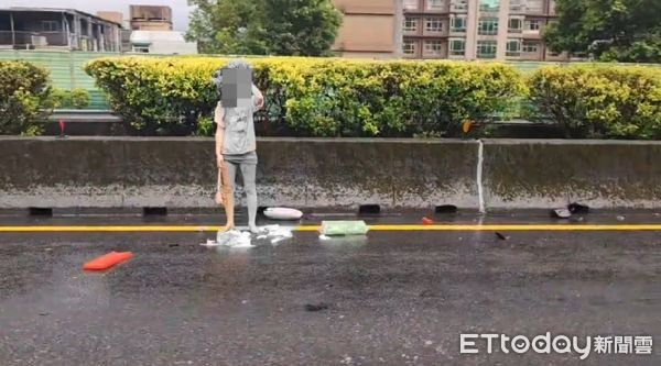 ▲▼國道一號自撞車禍，熱褲妹滿臉血呆坐路邊。（圖／記者郭世賢翻攝，下同）