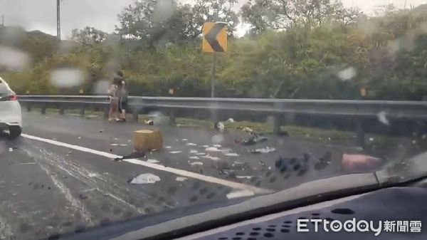 ▲▼國道一號自撞車禍，熱褲妹滿臉血呆坐路邊。（圖／記者郭世賢翻攝，下同）