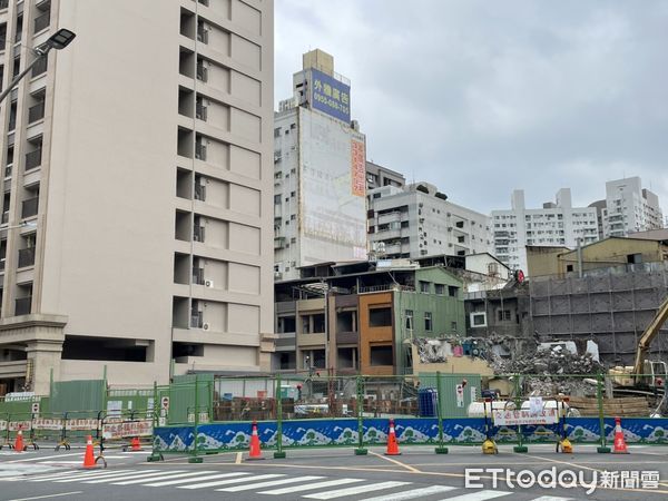 ▲▼高雄市自強一路83巷工地開拆。（圖／記者許宥孺攝）