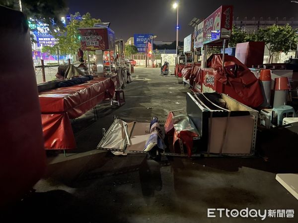 ▲強風狂吹！台中總站夜市攤位東倒西歪「今天暫停營業」。（圖／總站夜市提供）