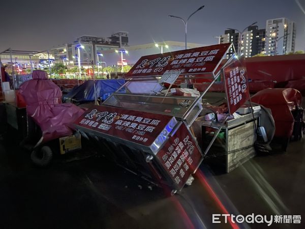 ▲強風狂吹！台中總站夜市攤位東倒西歪「今天暫停營業」。（圖／總站夜市提供）