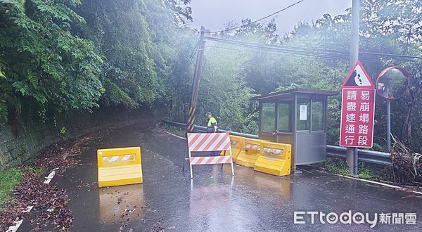 ▲桃園市復興區光華聯絡道為易坍方路段，大溪警分局下午5時許預防性封路。（圖／記者沈繼昌翻攝）