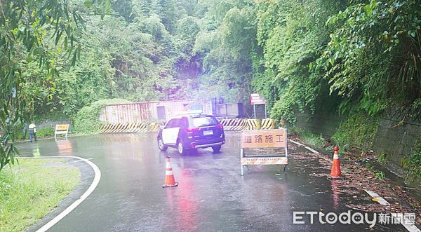 ▲桃園市復興區光華聯絡道為易坍方路段，大溪警分局下午5時許預防性封路管制人車通行。（圖／記者沈繼昌翻攝）